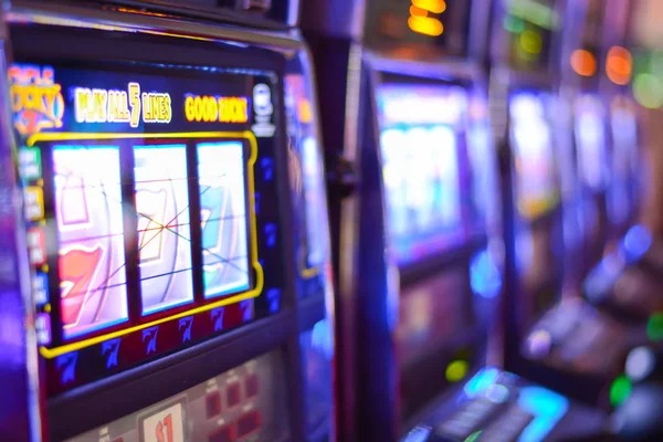 mantap 555 mobile app interface showing PUBG Mobile markets, live dealer tables, and deposit payment methods